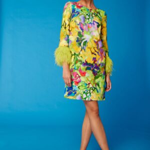 Vestido corto con plumas en las mangas CARLA RUIZ. Modelo 51665.