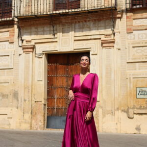 Vestido largo de manga larga MAY VARELA. Modelo 25109. Tallas disponibles en color Magenta L y XXL. Tallas disponibles en color Kiwi M y XL.