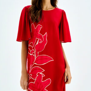 Vestido corto de viscosa estampado con mangas acampanadas Vestido corto de viscosa de corte recto, en una tendencia que hace florecer las flores. El modelo presenta flores de gran tamaño, ubicadas en la parte delantera, que alargan la silueta y dan la impresión de haber sido recogidas a mano. Combina tu ligereza con sandalias de tiras  Fabricado en tejido de rayón de Bali, viscosa 100% responsable de tacto suave y caída ligera. Pieza de la Colección Iris con largo corto, corte recto, holgado al cuerpo, manga corta flare con frunces y estampado Mosaico (sublimación localizada que permite que el diseño se ajuste perfectamente al modelado). *Viscosa responsable elaborada a partir de celulosa de madera, según estándares socioambientales en su producción.  Composición Composición: 100% Viscosa  Recopilación Colección: Iris  Referencia 6934L