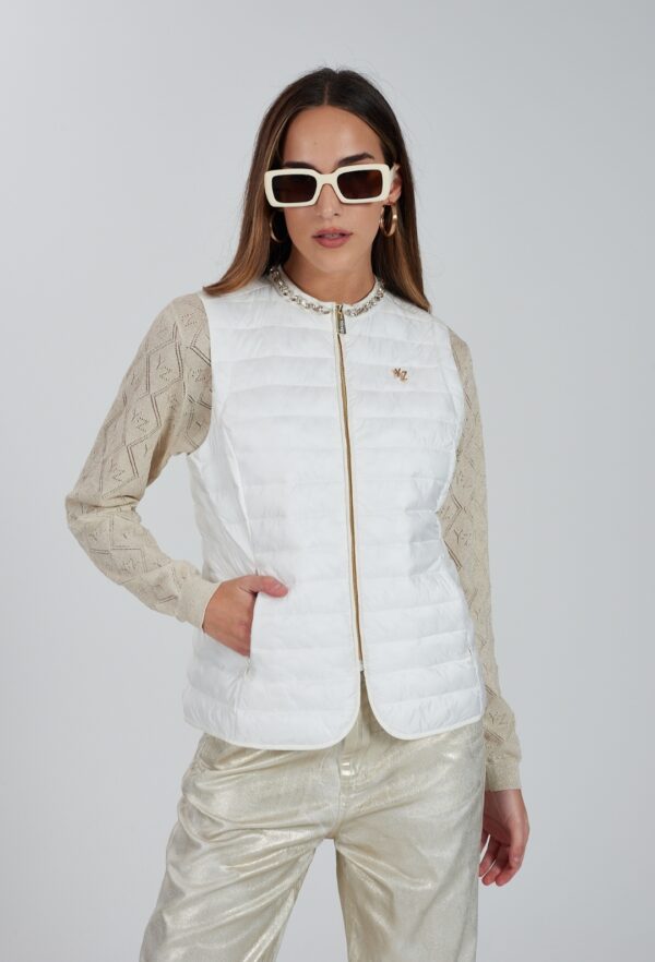 Chaleco acolchado ligero YES ZEE. Modelo J203/KS00/0801 y 0101. Solo disponible talla M en negro.