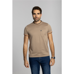 Camiseta de manga corta con bolsillo y logo CORONEL TAPIOCA. Modelo CT-15165 Serie ECCO. Color Beige 10 y azul 70.
