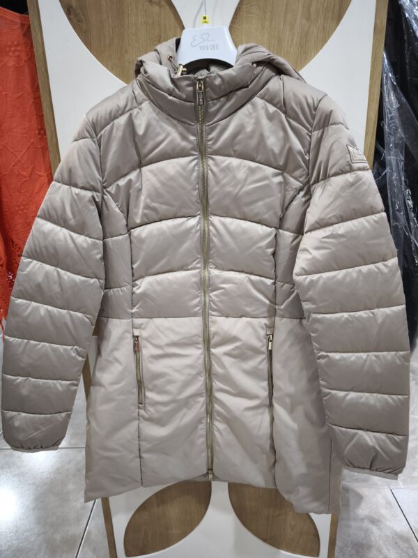 Abrigo acolchado con chaleco y capucha desmontable YES ZEE. Modelo O003/M800/0222. Disponible en color beige. Tallas M L XL. - Imagen 5