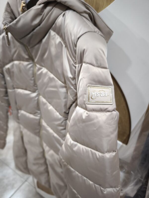 Abrigo acolchado con chaleco y capucha desmontable YES ZEE. Modelo O003/M800/0222. Disponible en color beige. Tallas M L XL. - Imagen 4
