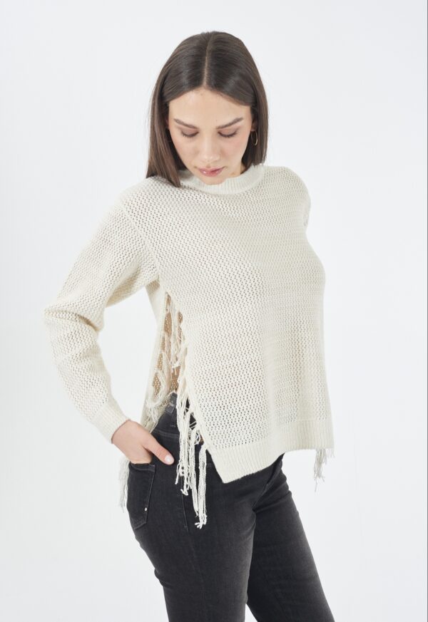 Sueter calado con flecos YES ZEE. Modelo M013/IN00 color blanco roto 0107 y negro 0801. Negro M y L. Blanco roto S y M.