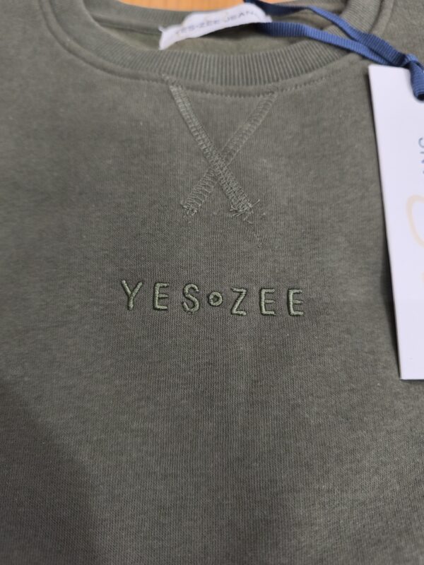 Sudadera con básica con logo bordado YES ZEE. Modelo F833/CZ00/0905. Disponible en color verde caqui y negro. Tallas M L XL y XXL. - Imagen 3