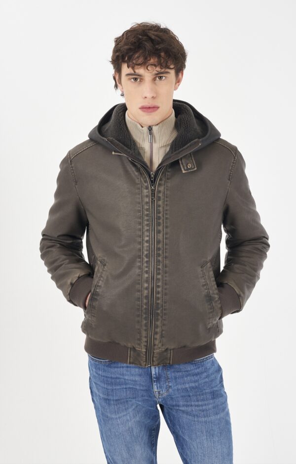 Cazadora ecopiel con chaleco y capucha de birreguillo desmontable YES ZEE. Modelo J825/B800/0276. Tallas M L XL XXL.