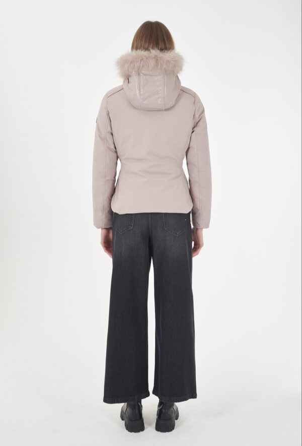 Chaqueta Softshell con efecto chaleco y capucha desmontable YES ZEE. Modelo J051/Q200/0801. Disponible en color negro. Tallas M L XL XXL. - Imagen 5