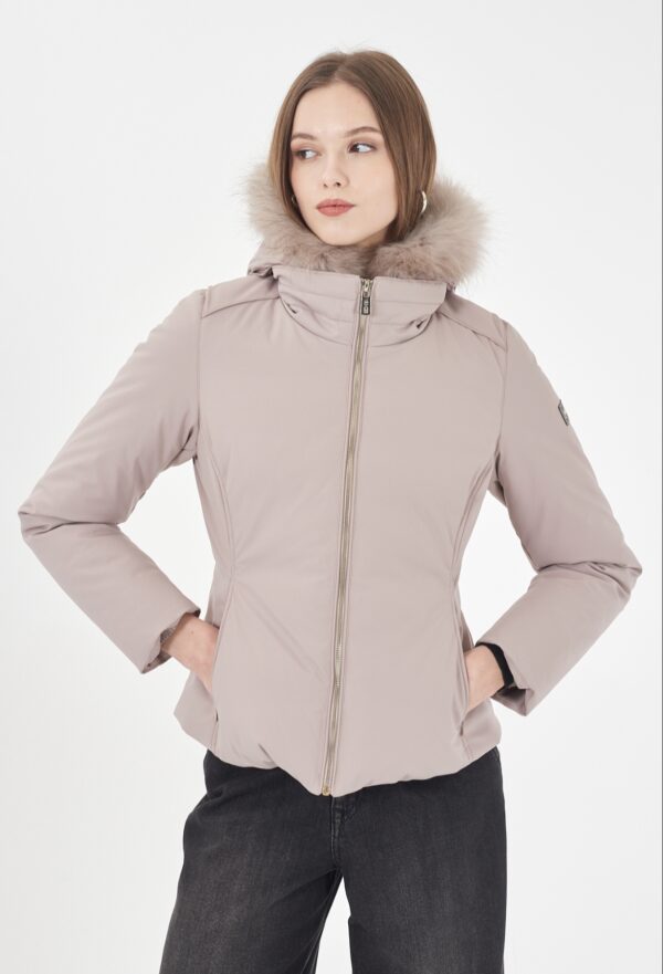 Chaqueta Softshell con efecto chaleco y capucha desmontable YES ZEE. Modelo J051/Q200/0801. Disponible en color negro. Tallas M L XL XXL.