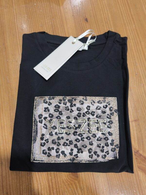 Camiseta de manga larga con logo YES ZEE. Modelo T004/JX00. Disponible en color negro. Tallas S M L xl - Imagen 2