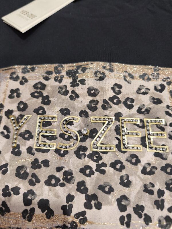 Camiseta de manga larga con logo YES ZEE. Modelo T004/JX00. Disponible en color negro. Tallas S M L xl - Imagen 3