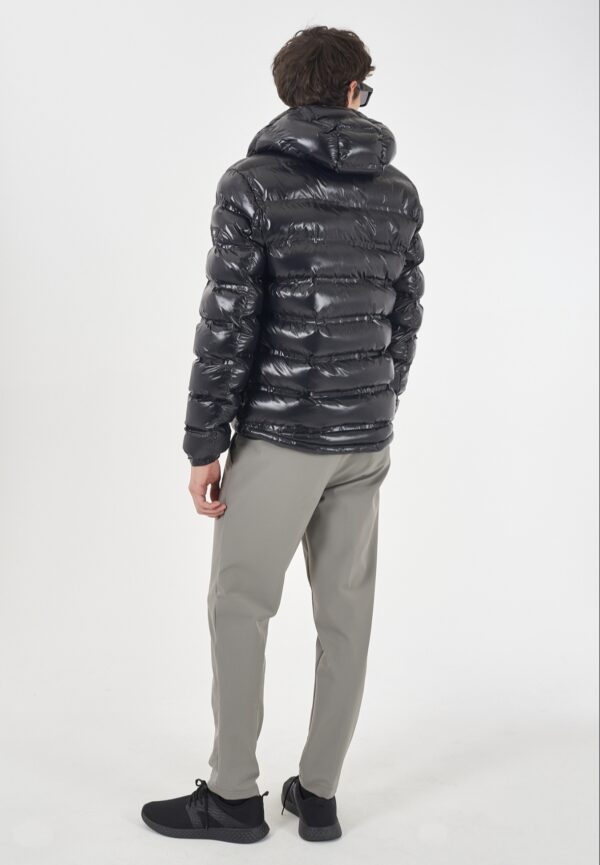 Cazadora acolchada y termoselladacon capucha desmontable YES ZEE. Modelo J823/B400/B405-0801. Disponible en color negro y verde. Tallas M L XL XXL. - Imagen 4