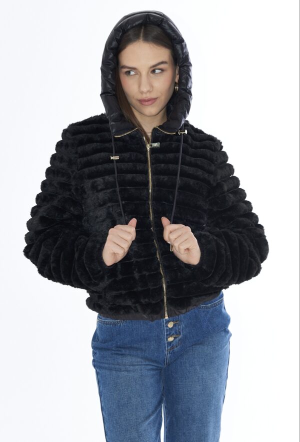 Chaqueta de pelo con capucha acolchada YES ZEE. Modelo J012/K200/0801. Tallas S M y L.