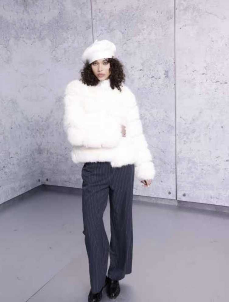 Cazadora de pelo AKÈ. Modelo 980YBF23059. Disponible en color beige y blanco roto. Tallas S M y l - Imagen 3