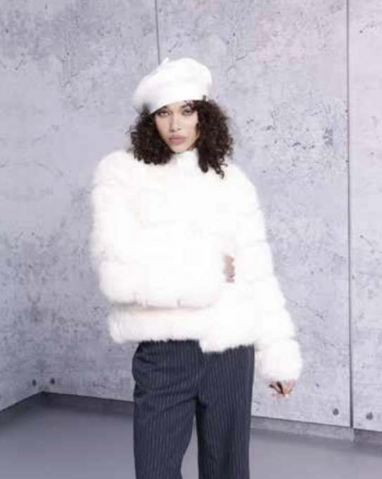 Cazadora de pelo AKÈ. Modelo 980YBF23059. Disponible en color beige y blanco roto. Tallas S M y l - Imagen 2