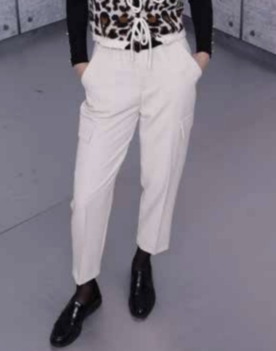 Pantalón de vestir tipo cargo AKÈ. Modelo F755YBFP3377. Tallas 36 38 40 42 44. - Imagen 2