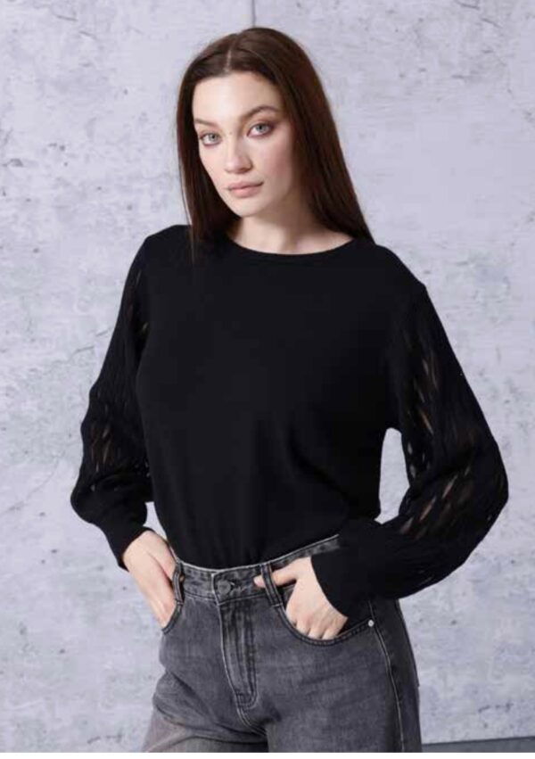 Suéter de punto fino con mangas de transparencia AKÈ. Modelo F1036YBF215. Disponible en color negro y blanco roto. Tallas S y M.