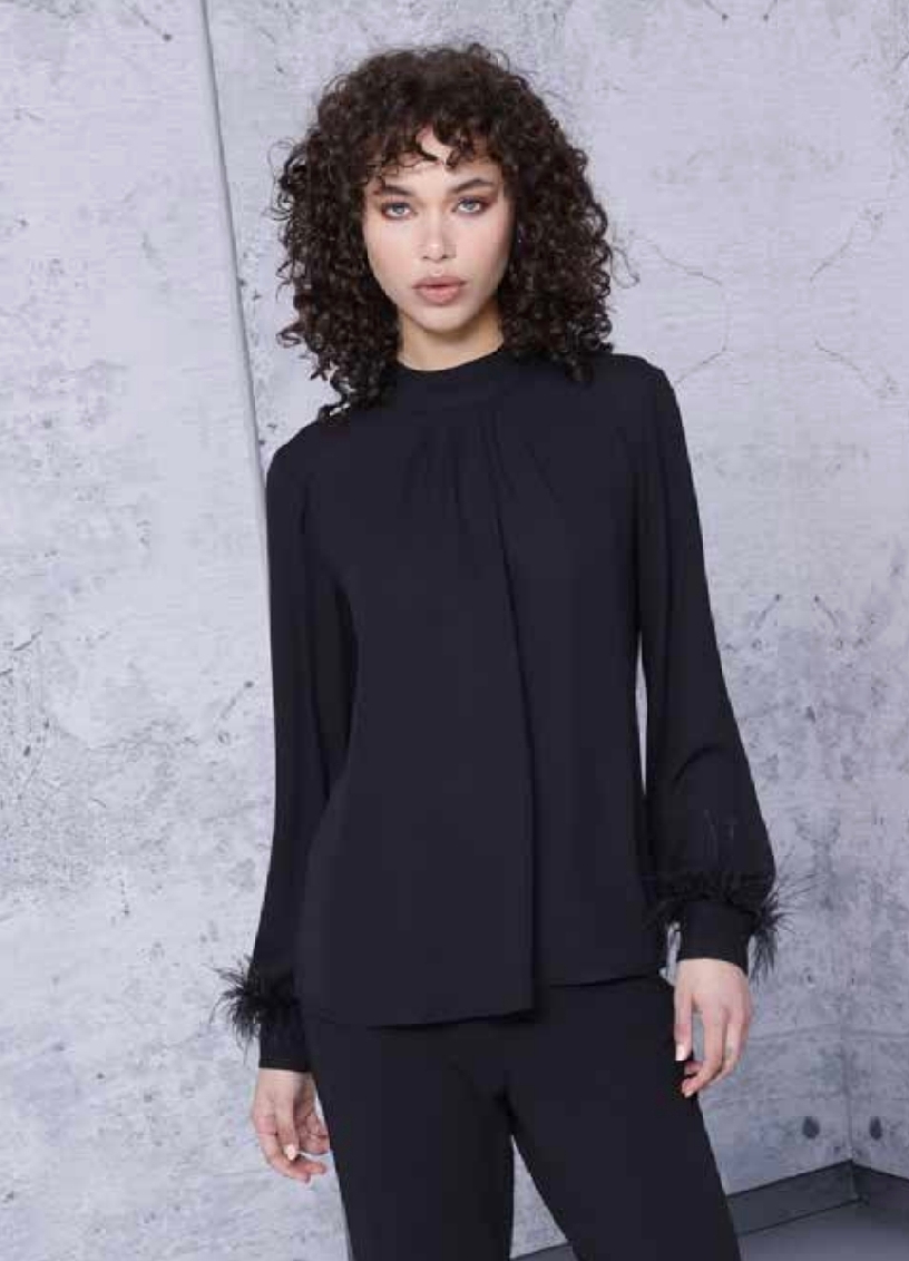 Blusa con plumas en la manga AKÈ. Modelo F551YBF30. Tallas S y L. - Imagen 2