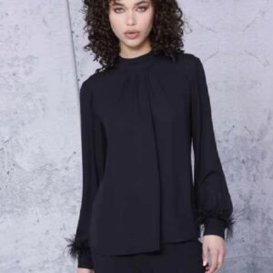 Blusa con plumas en la manga AKÈ. Modelo F551YBF30. Tallas S y L.