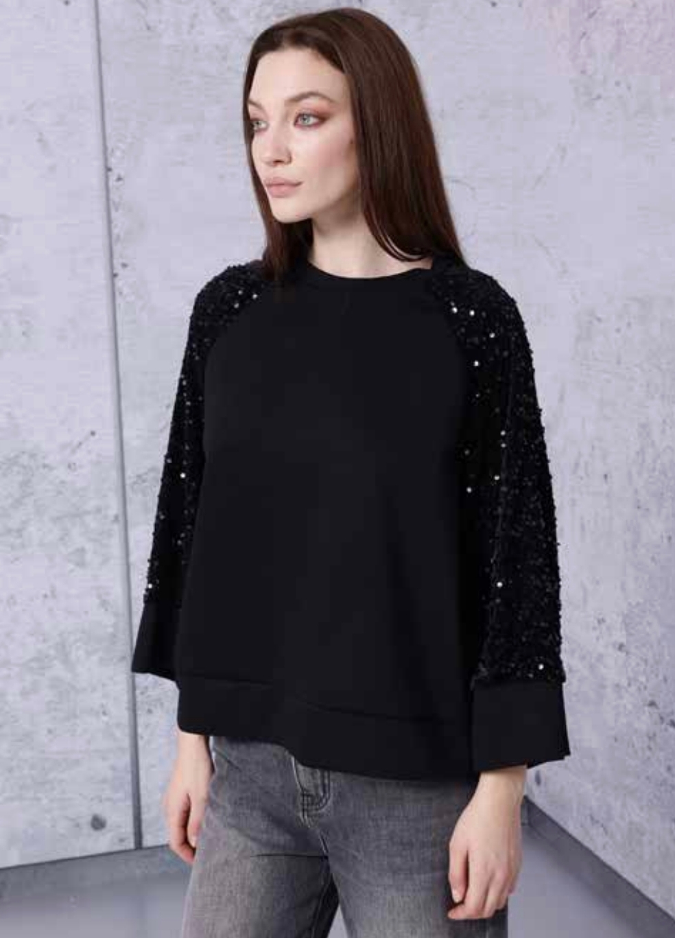 Sudadera con mangas de lentejuelas AKÈ. Modelo F856YBFL3110A. Tallas XS S M L. - Imagen 2