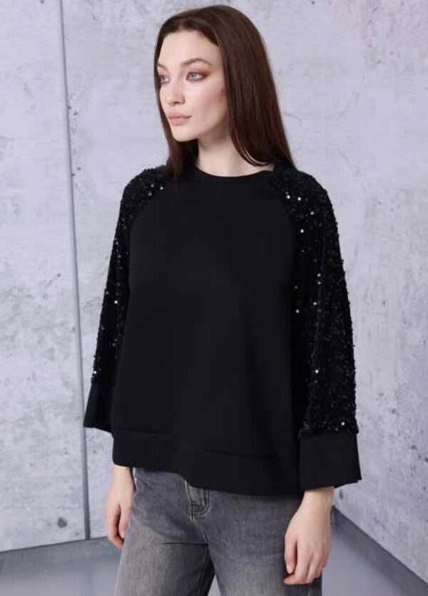 Sudadera con mangas de lentejuelas AKÈ. Modelo F856YBFL3110A. Tallas XS S M L.