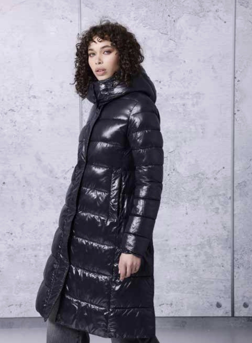 Abrigo efecto plumas con capucha desmontable AKÈ. Modelo F900YBF1333. Tallas M L XL y XXL. - Imagen 2