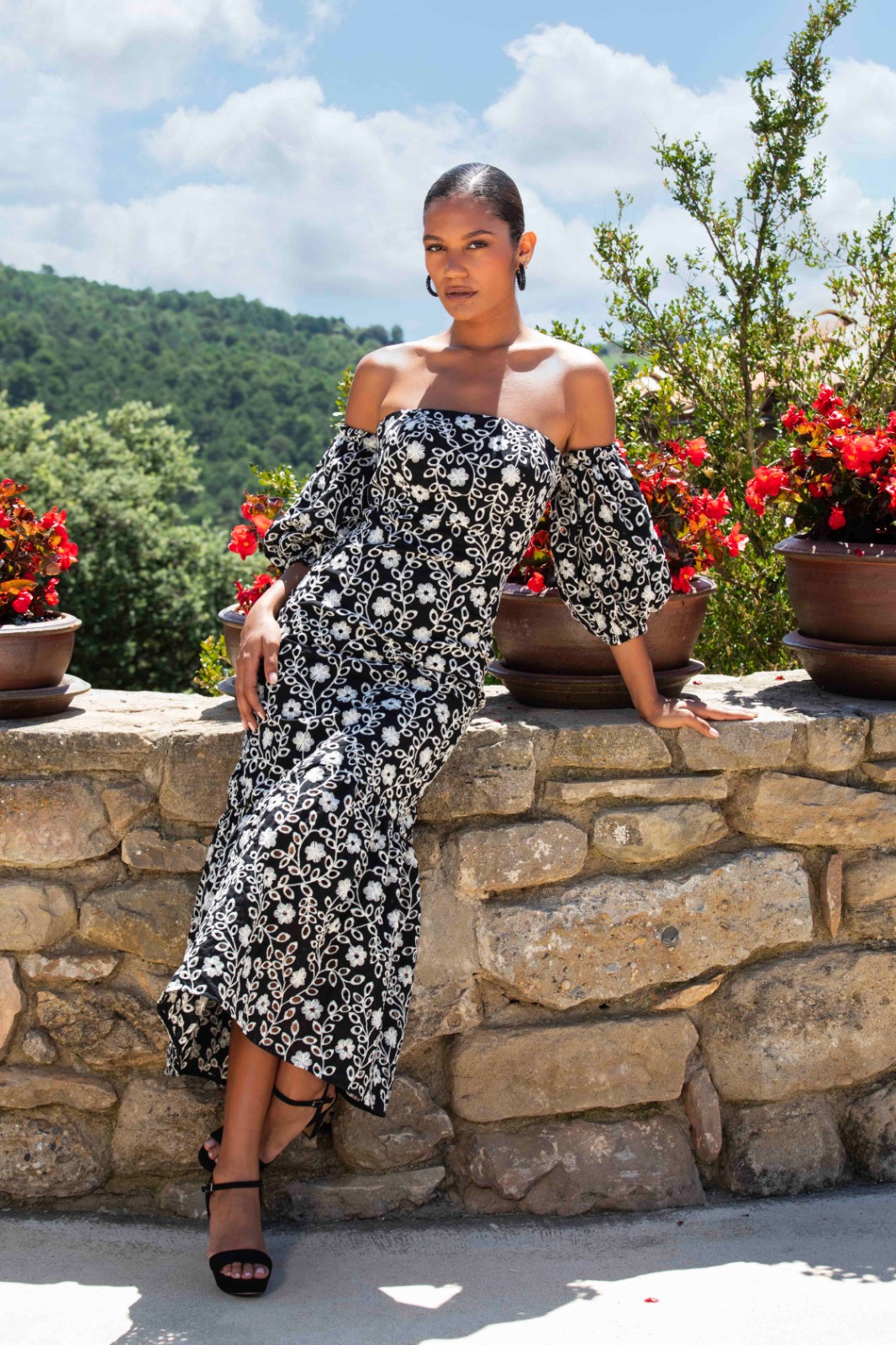 Vestido bordado BETZZIA. Modelo 26124. Tallas 40 42 44.