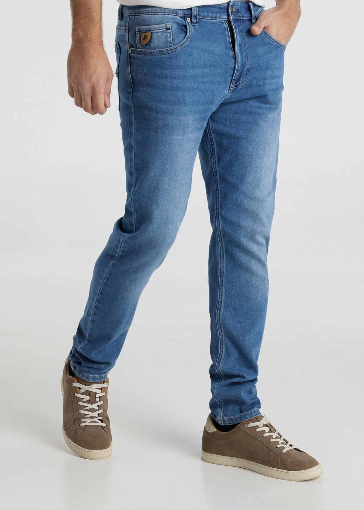 Vaqueros Tapered Fit tiro medio. Código 143171. Modelon101963618/938. Tallas 38 40 42 44 46 48.
