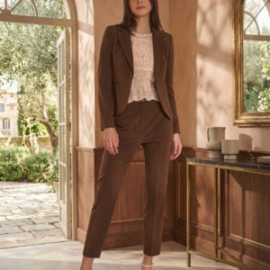 Traje AKÈ. Modelo F299XBFBELLINA. Color marrón. Tallas 38 40 42 44.