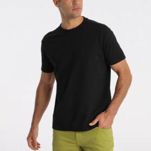 Camiseta Con Textura Jacquard Y Bordado 3D En negro LOIS. Código 146008. Referencia 158523556/499. Tallas M L XL XXL 3XL.