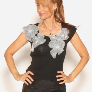 Suéter de punto fino con detalles de flor LEMAILLE. Modelo 26200. Disponible en negro y blanco.