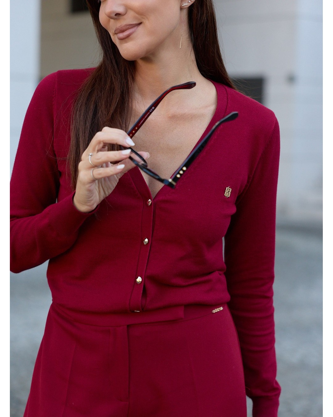 Chaqueta de punto cuello V con logo metálico SCRIPTA. Modelo 265173. Tallas M L XL. Color granate.