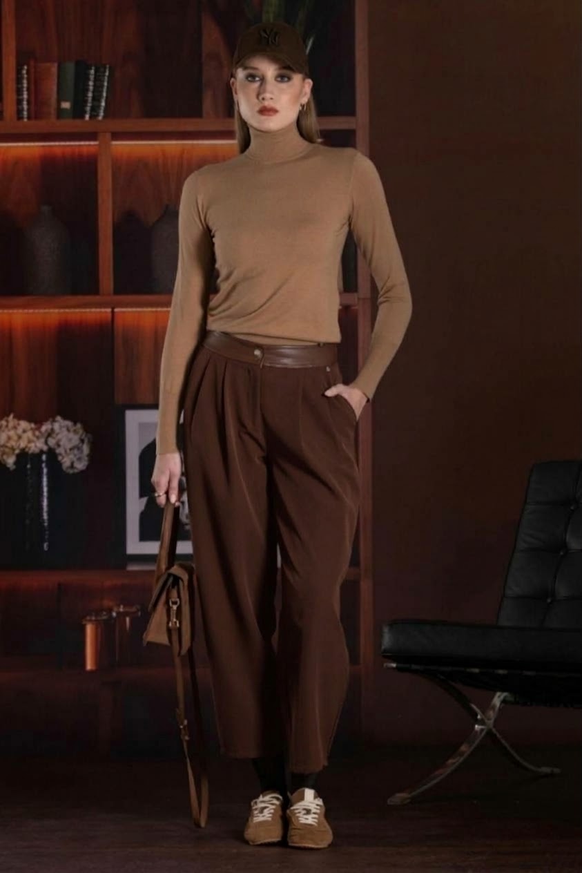 Pantalón FOURSOUL. Modelo 26230270. Solo talla S.